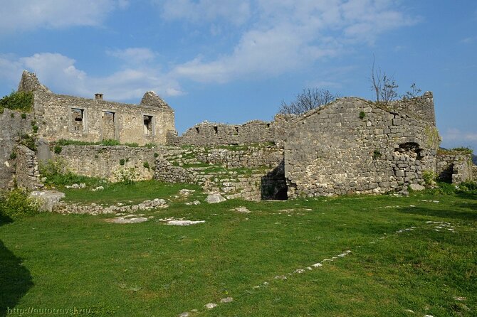 Podgorica Historic, Safari and Winery tour - Skadar lake and River Crnojevica - First, the easy start: pickup, vehicle, and a route that makes sense