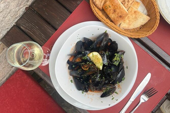 Private Walking tour with Wine and Food - Stop 3: Trg Sv. Tripuna lunch with mussels in buzara sauce and local wine or beer
